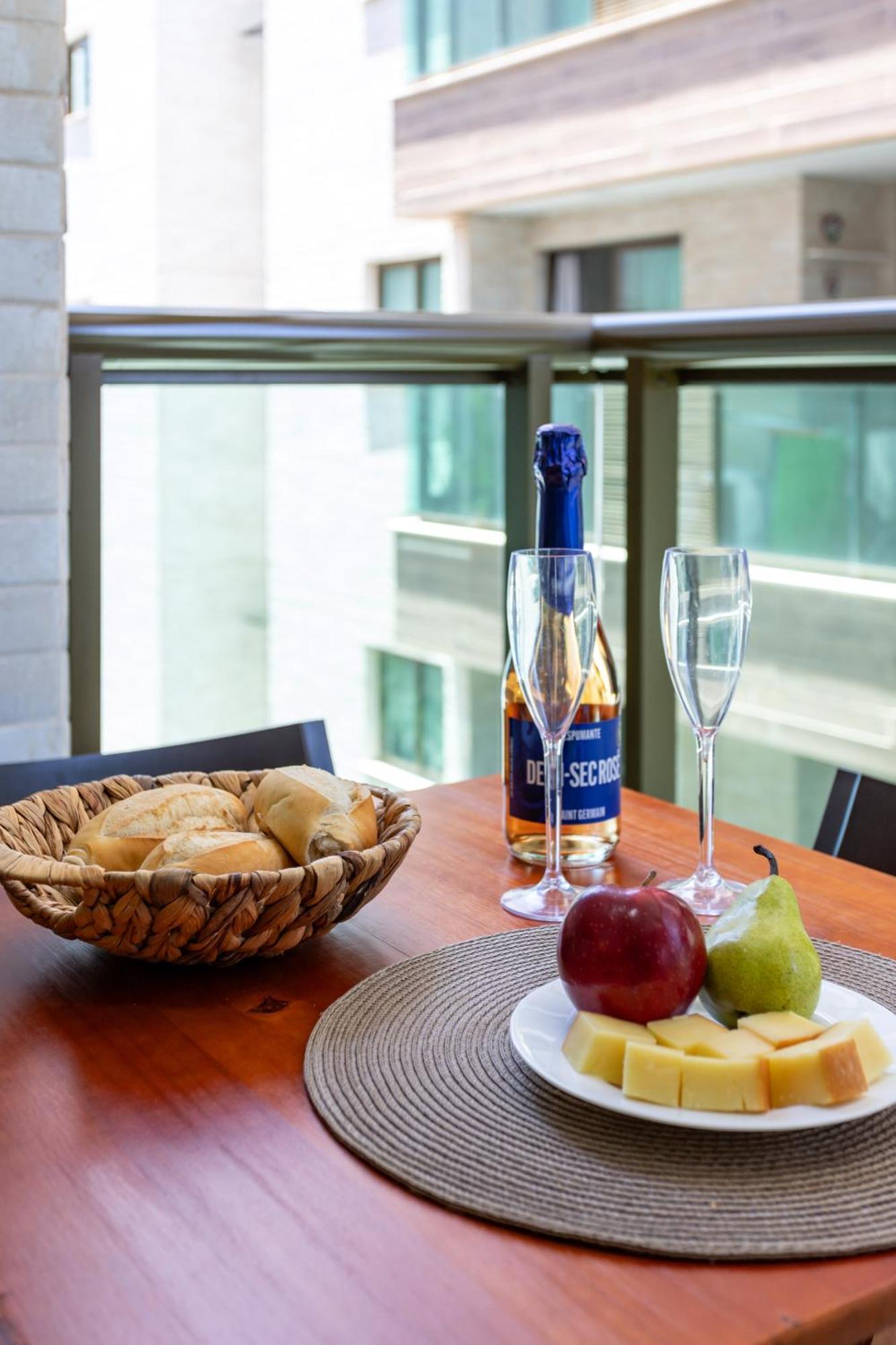 Dos Anjos Club Condo: 2br, Pool, 24/7 Security *